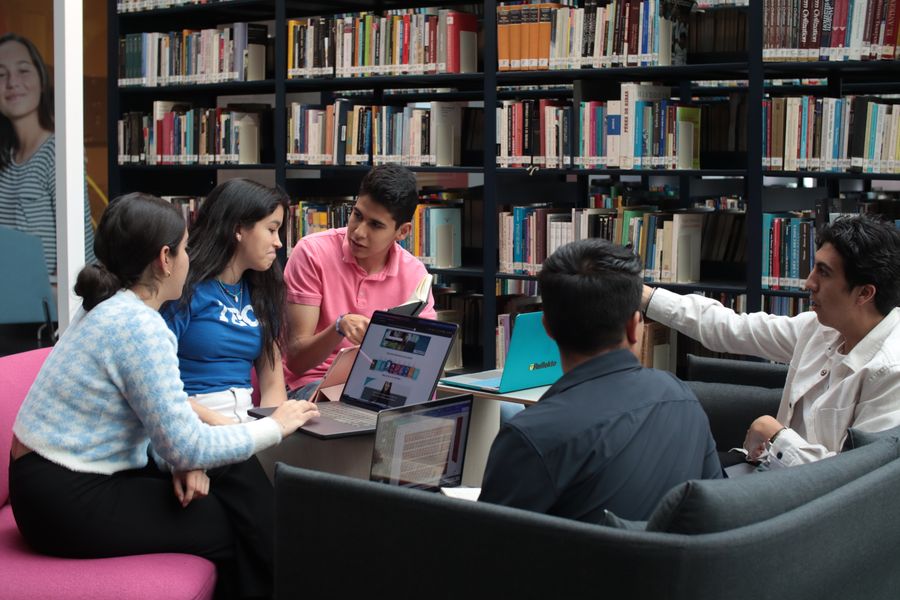 Alunos pesquisando juntos numa biblioteca