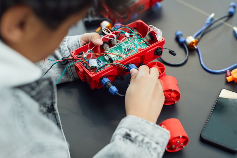 Alunos montando um kit de robótica