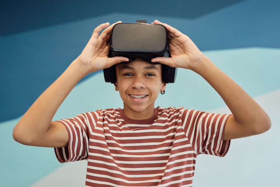 Adolescente sorrindo com óculos de realidade virtual